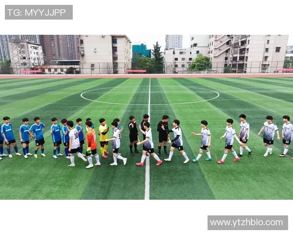 校园足球场上的青春梦想与激情碰撞的美好瞬间